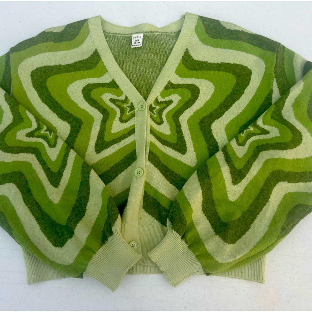 Vintage-inspired green wave pattern - Cozy and unique crop cardigan!
